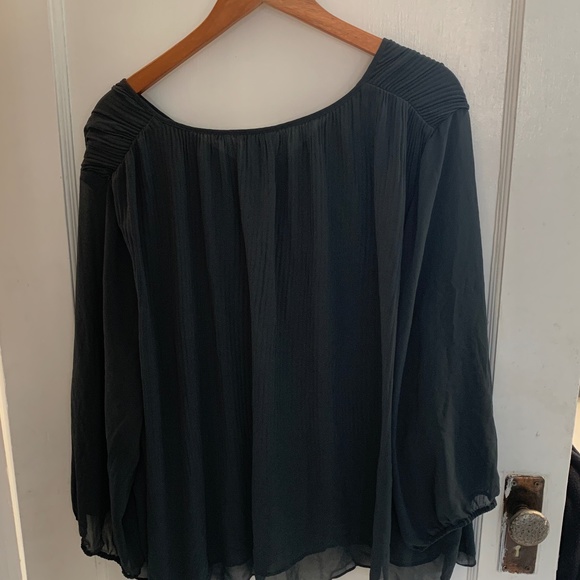 ONLY WORN ONCE! Beautiful pleated flowy blouse - Picture 10 of 13